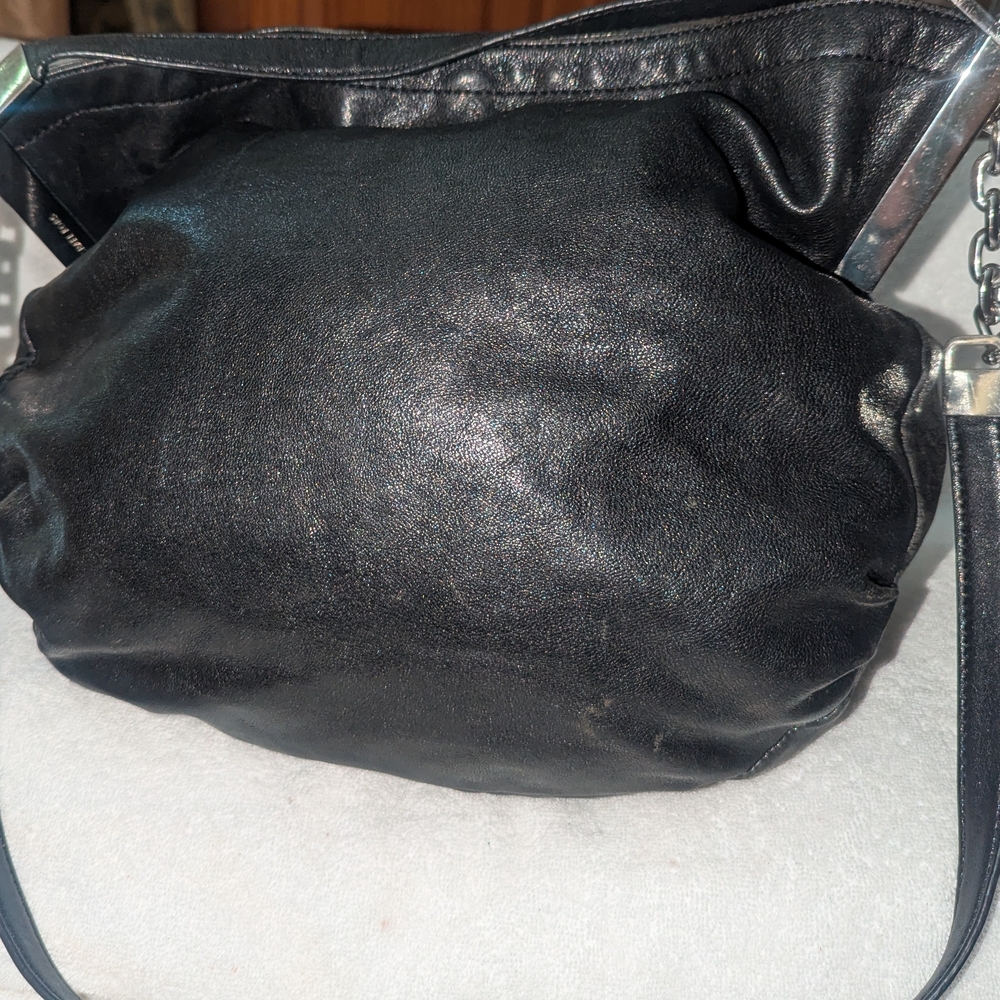 Michael Kors Sleek Black Shoulder Bag with Timeless Design